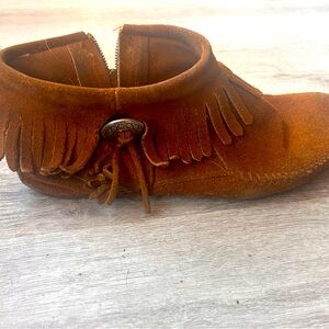 Minnetonka moccasins, suede, w/ fringe, ankle fit